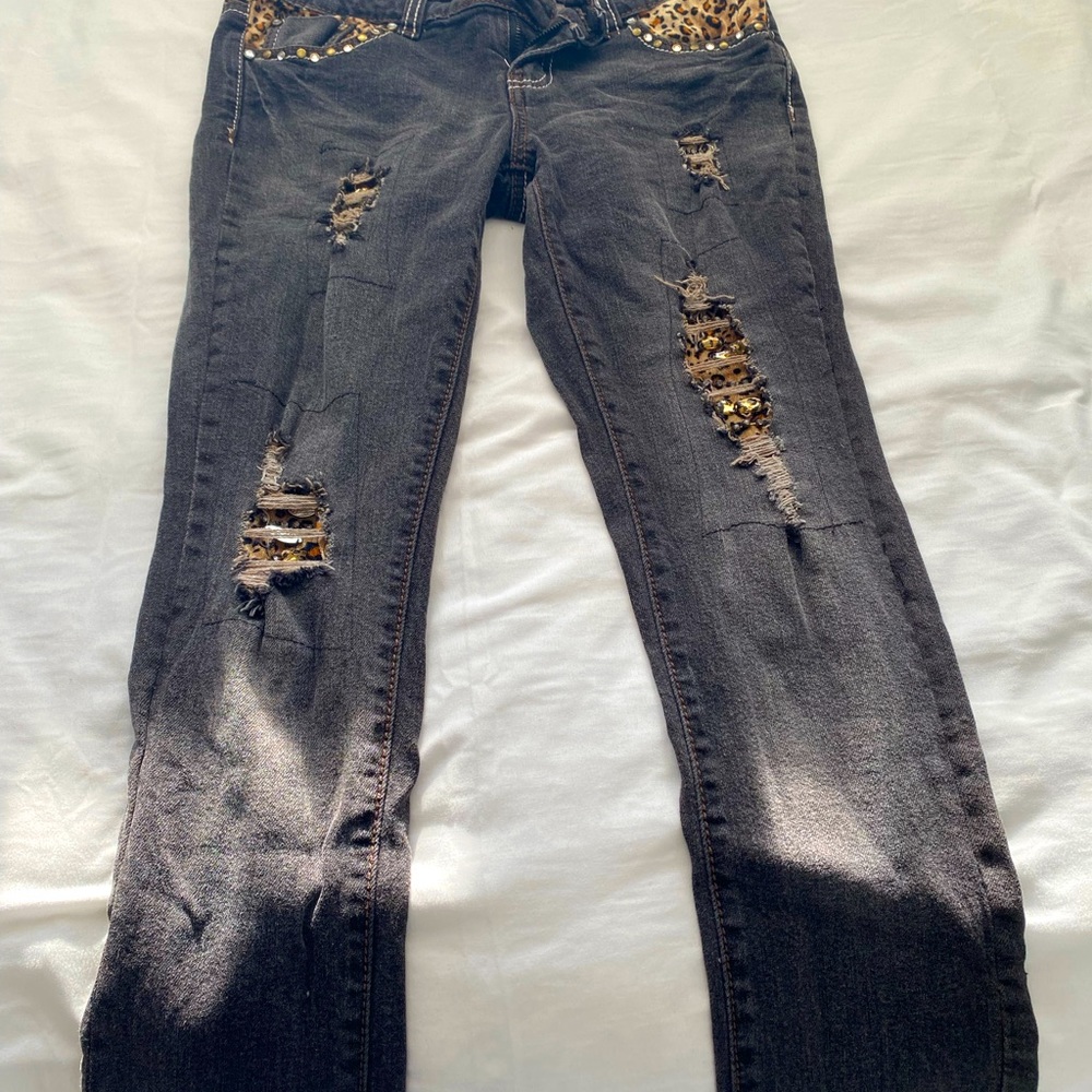 Leopard styled ripped jeans